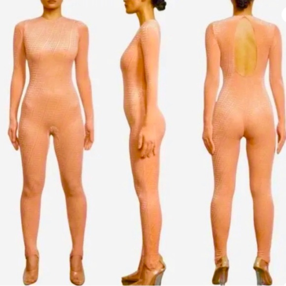 SKIMS Other - Skims Velvet Catsuit 4X Long Sleeve Stirrups Peach Gloves Stretchy Bodysuit